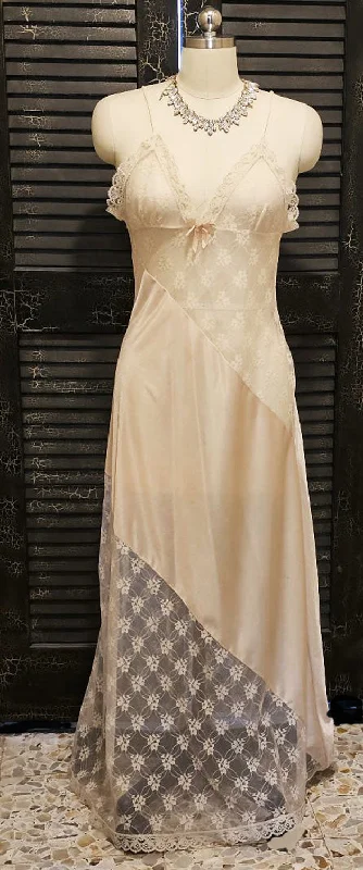 Weekend Deal * GLAMOROUS VINTAGE DIAGONAL LACE BIAS NIGHTGOWN IN NUDE